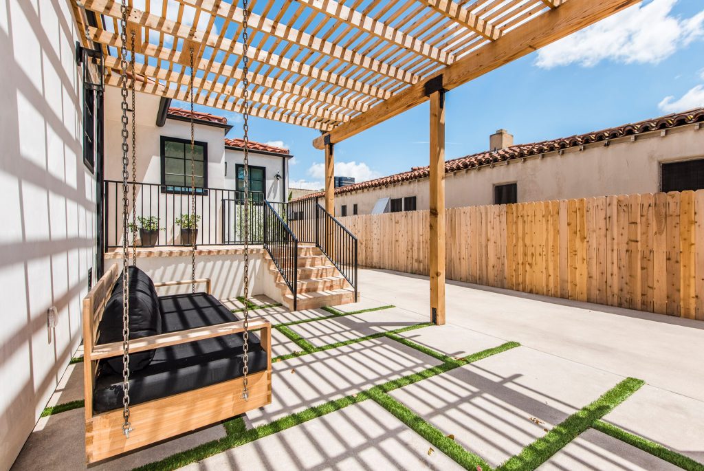 Inspiration for a mid-sized transitional backyard patio kitchen remodel in Los Angeles