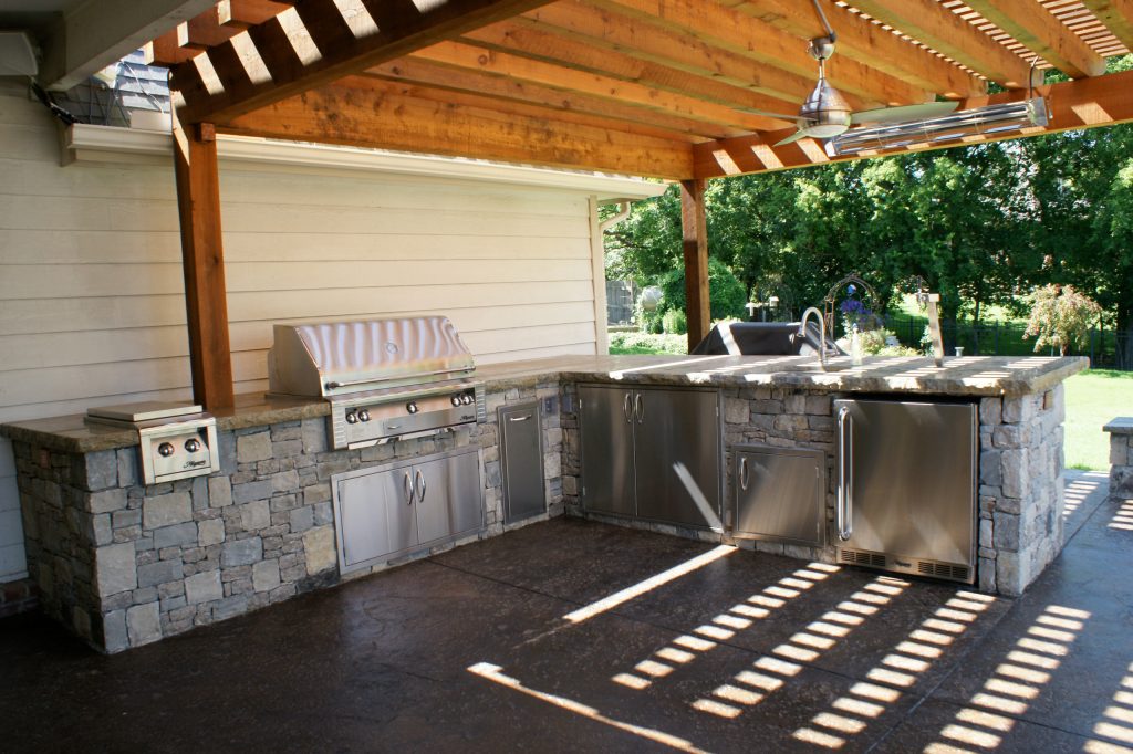 Inspiration for a mid-sized transitional backyard patio kitchen remodel in Other with a pergola