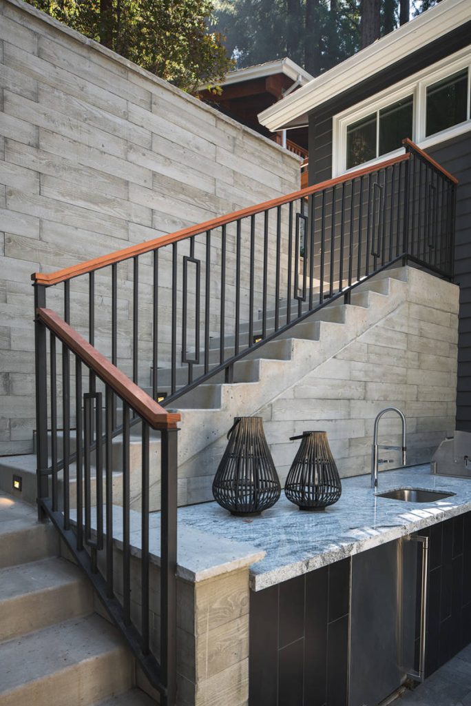 Inspiration for a mid-sized transitional courtyard concrete paver patio kitchen remodel in San Francisco with no cover
