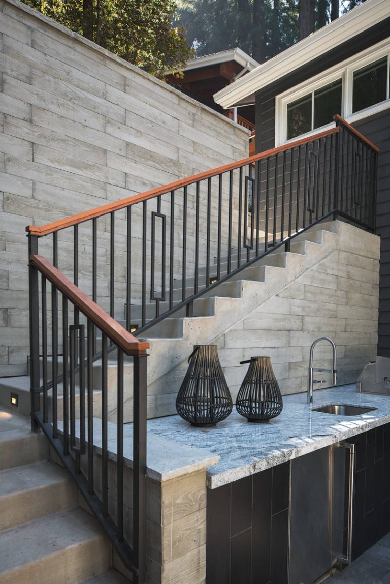 Inspiration for a mid-sized transitional courtyard concrete paver patio kitchen remodel in San Francisco with no cover