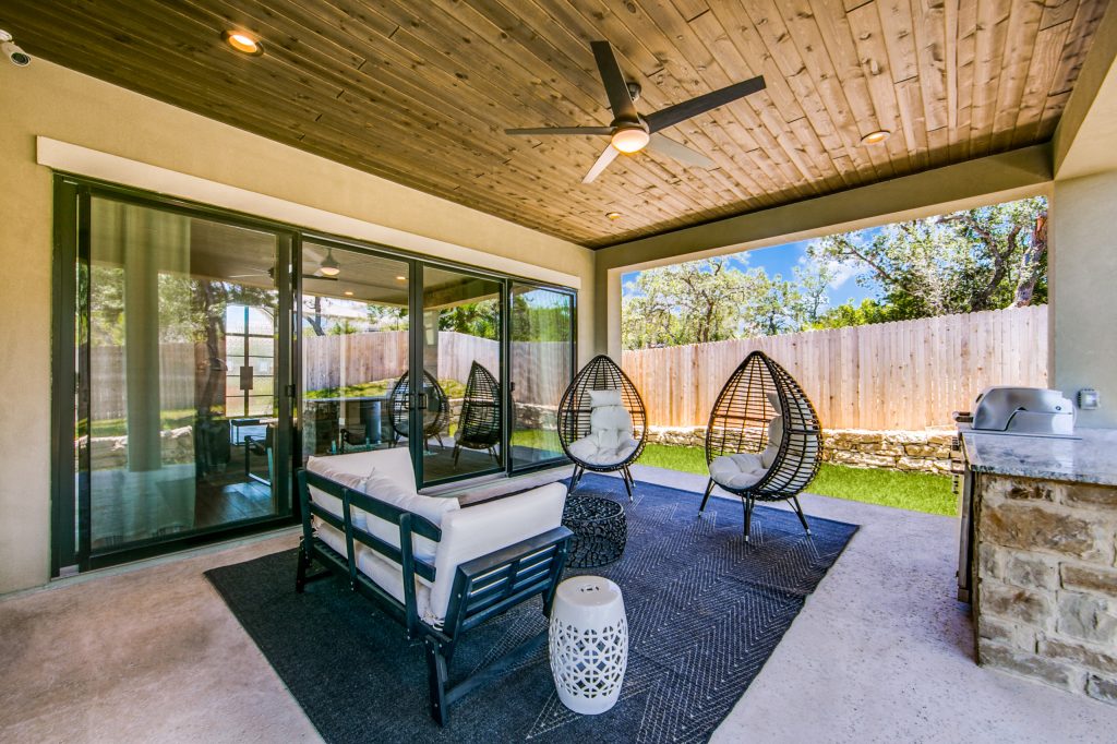 Inspiration for a mid-sized transitional porch remodel in Dallas with a roof extension
