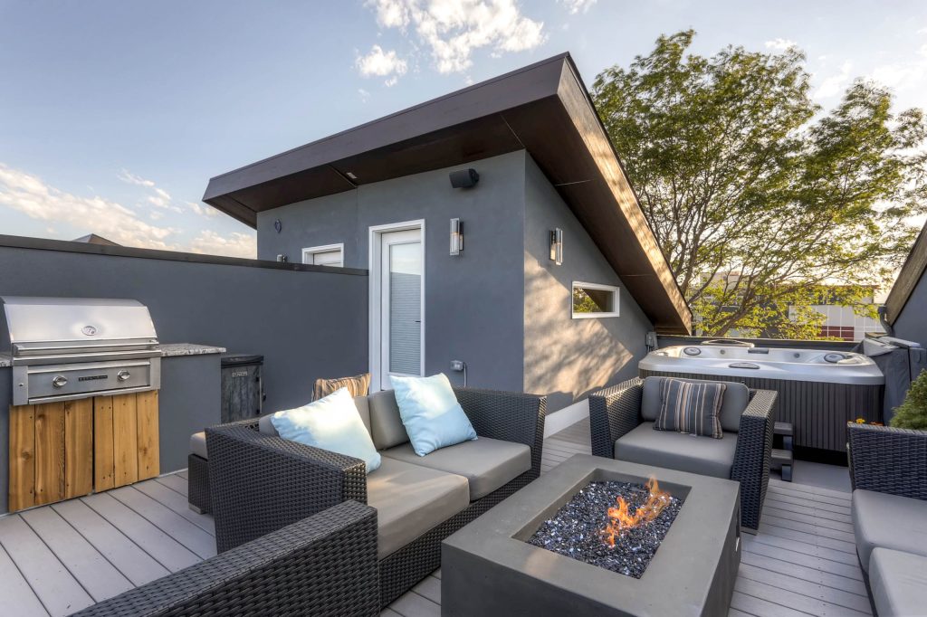 Inspiration for a mid-sized transitional rooftop outdoor kitchen deck remodel in Denver with no cover