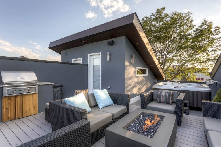 Inspiration for a mid-sized transitional rooftop outdoor kitchen deck remodel in Denver with no cover