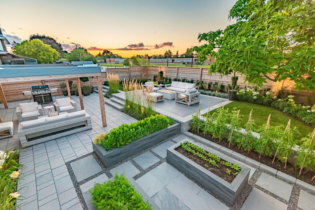 Inspiration for a mid-sized modern full sun backyard landscaping in DC Metro for summer.