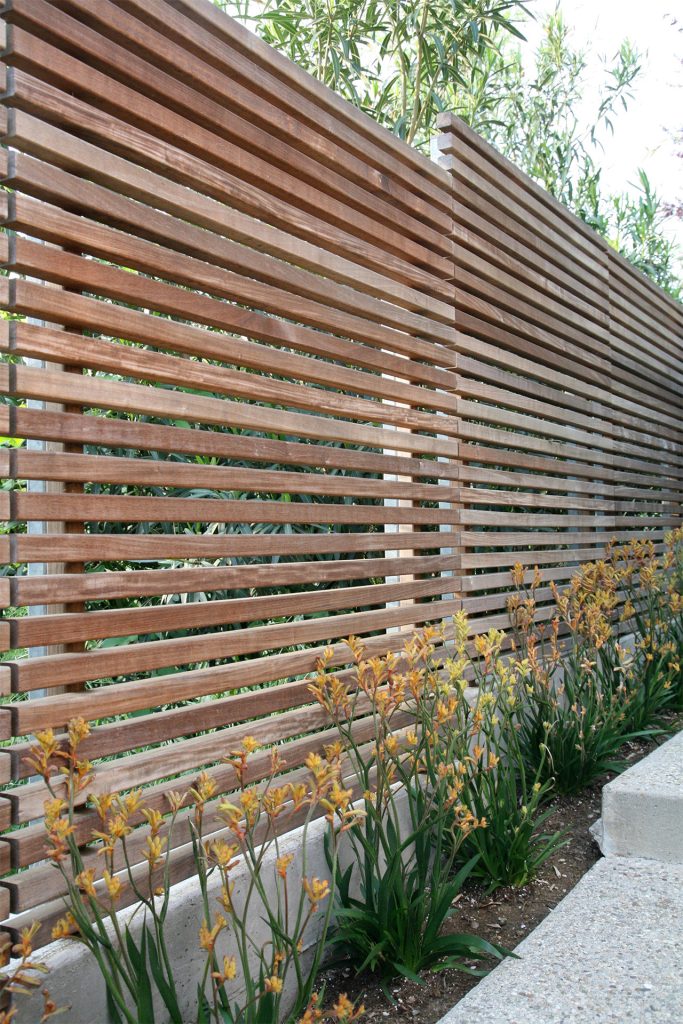 Inspiration for a mid-sized modern partial sun backyard landscaping in Los Angeles.