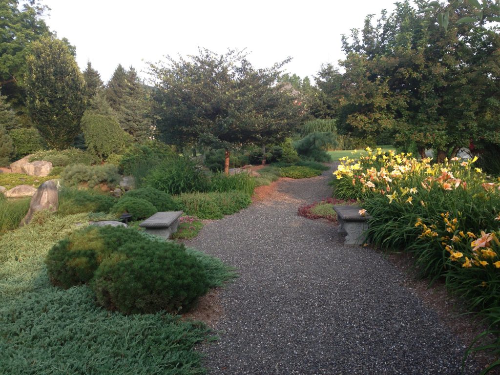 Inspiration for a mid-sized traditional backyard gravel landscaping in Boston.