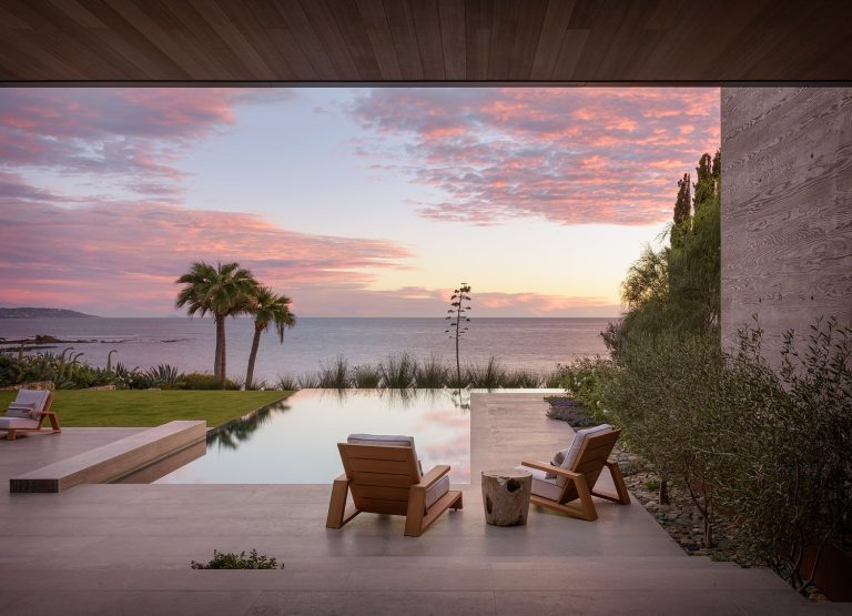 Inspiration for a modern l-shaped infinity pool remodel in San Diego