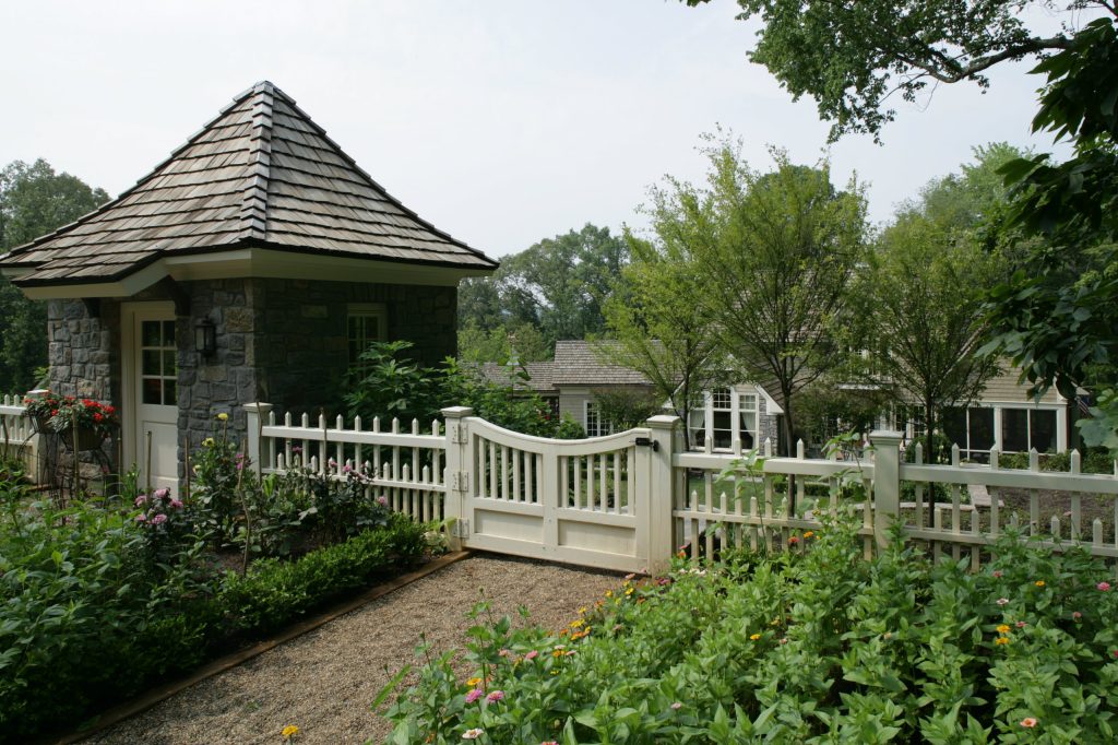 Inspiration for a traditional backyard landscaping in Atlanta.