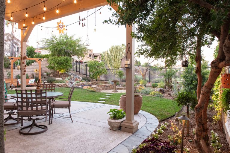 Inspiration for a traditional full sun backyard metal fence landscaping in Orange County.