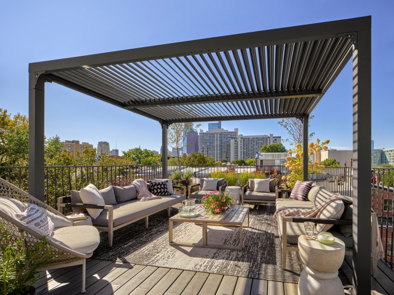 Inspiration for a transitional deck remodel in Philadelphia