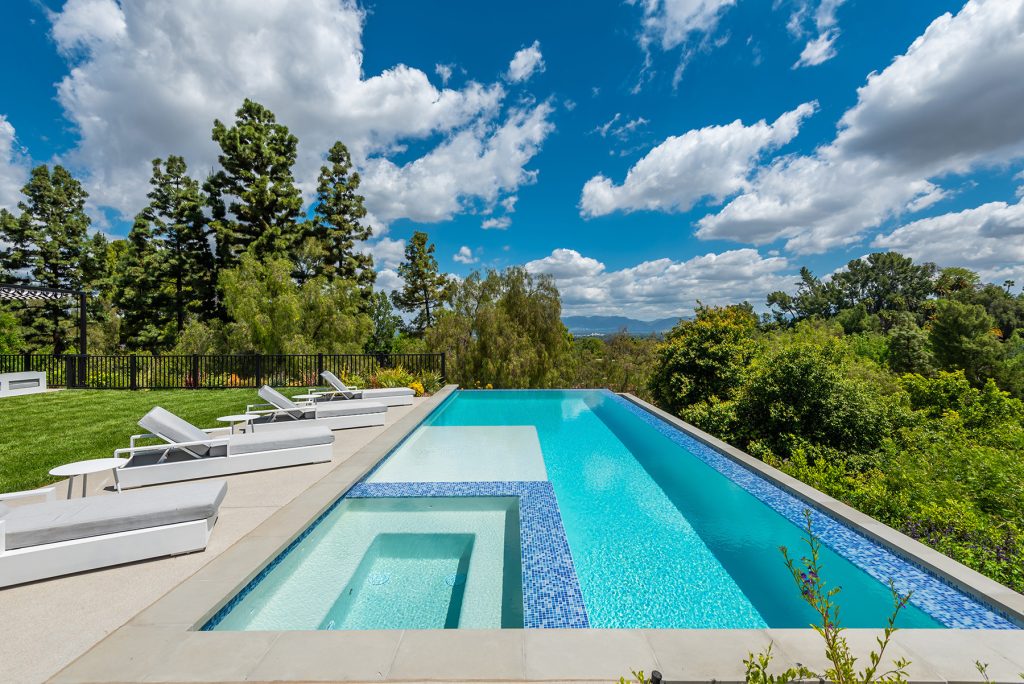 Inspiration for a transitional pool remodel in Los Angeles