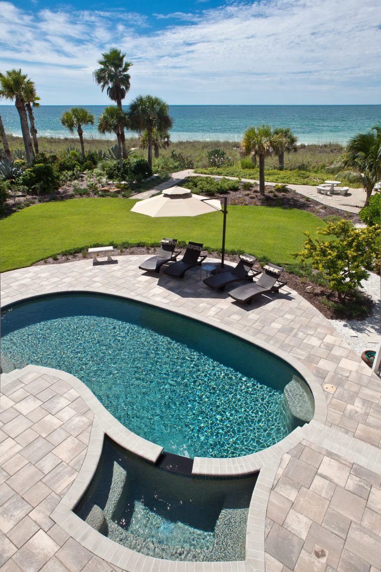 Island style kidney-shaped pool photo in Tampa