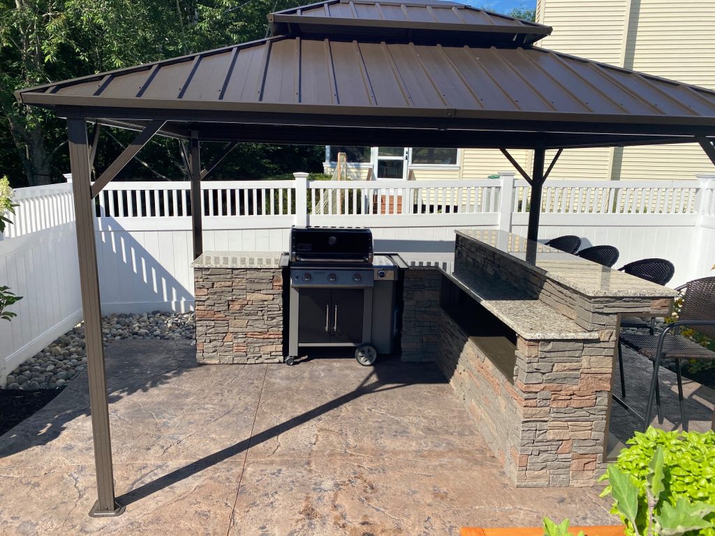Kaplan used GenStone's Stratford Stacked Stone panels to create a DIY outdoor kitchen complete with granite countertops and barstools to match the color scheme.
