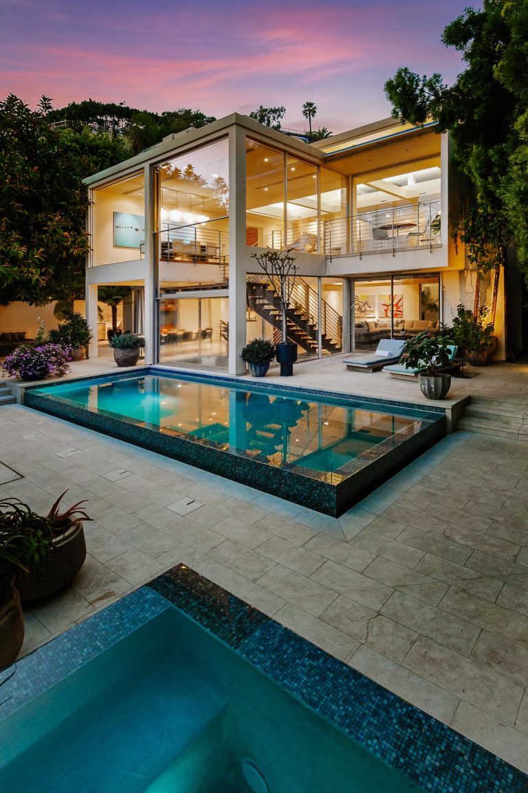 Large minimalist backyard rectangular infinity hot tub photo in Los Angeles