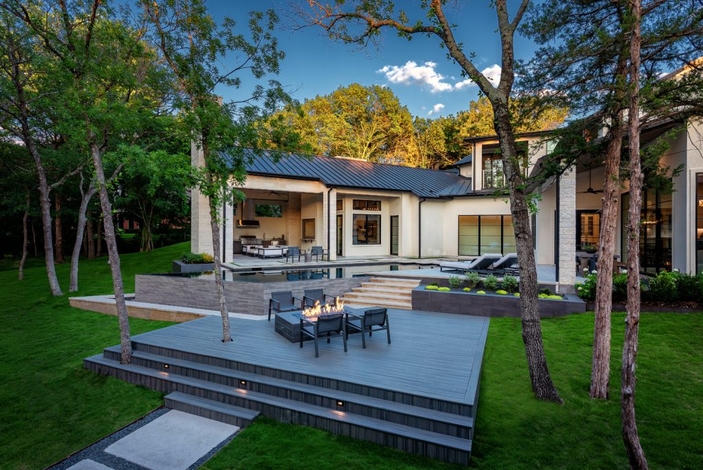 Large trendy backyard deck photo in Dallas