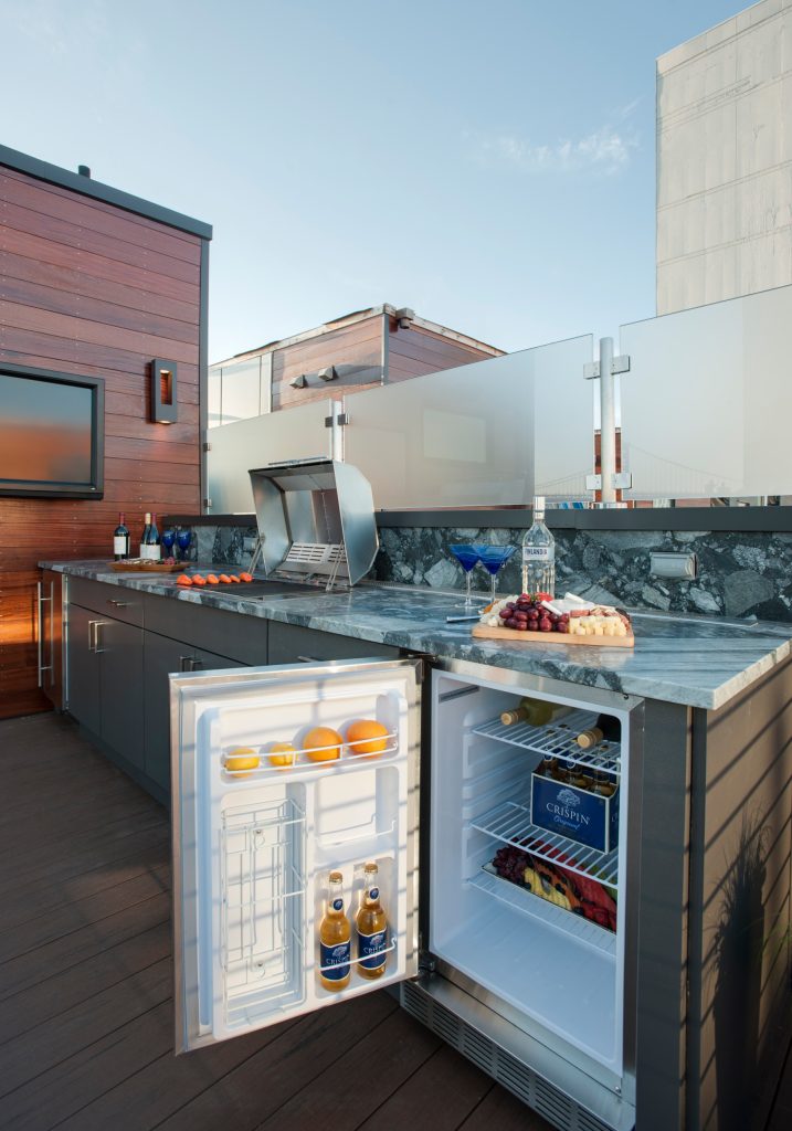 Large trendy rooftop outdoor kitchen deck photo in Philadelphia with no cover