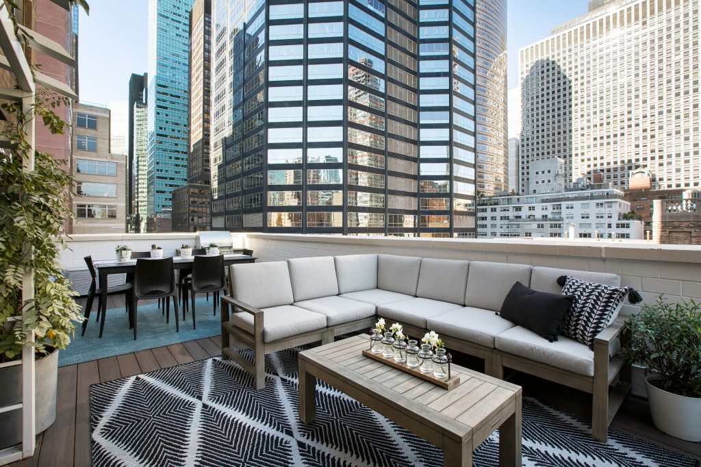 Large trendy rooftop rooftop deck photo in New York