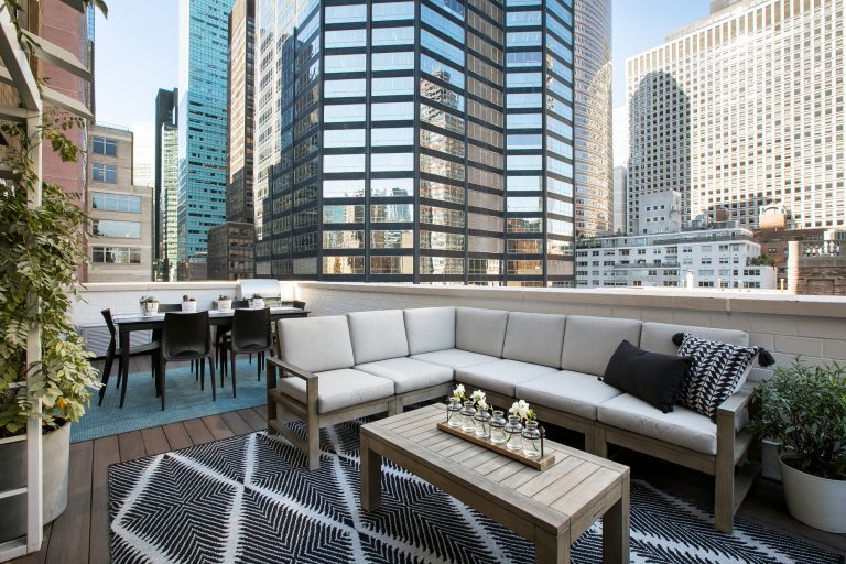 Large trendy rooftop rooftop deck photo in New York