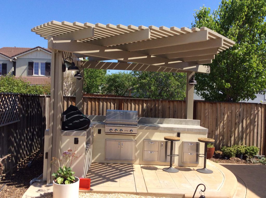 Lattice patio cover with scallop cut rafters