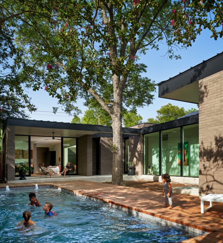 Mid-century modern pool photo in Austin