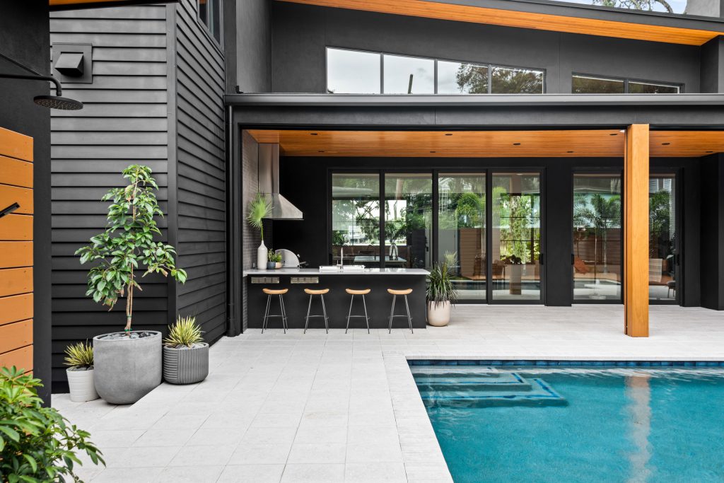 Mid-century modern pool photo in Orlando