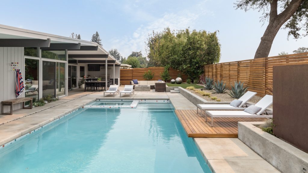 Mid-century modern pool photo in Sacramento