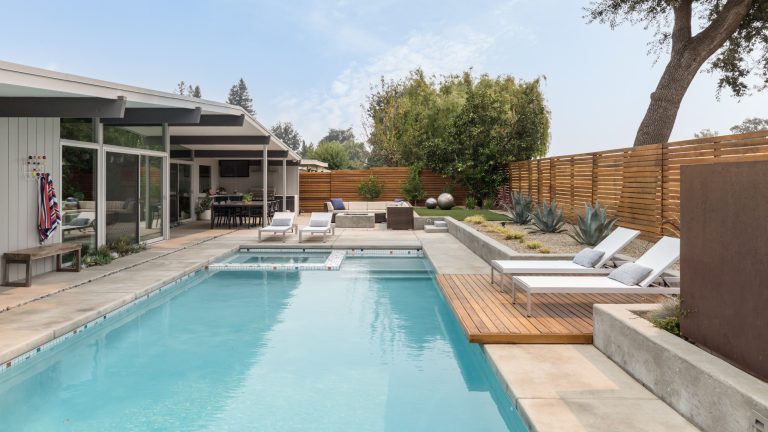 Mid-century modern pool photo in Sacramento