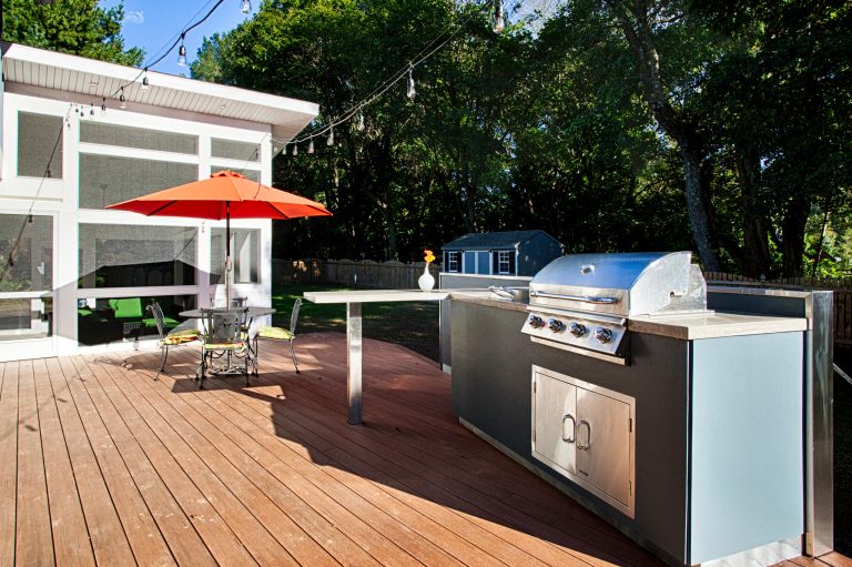Mid-sized 1950s backyard patio kitchen photo in Philadelphia with decking and no cover