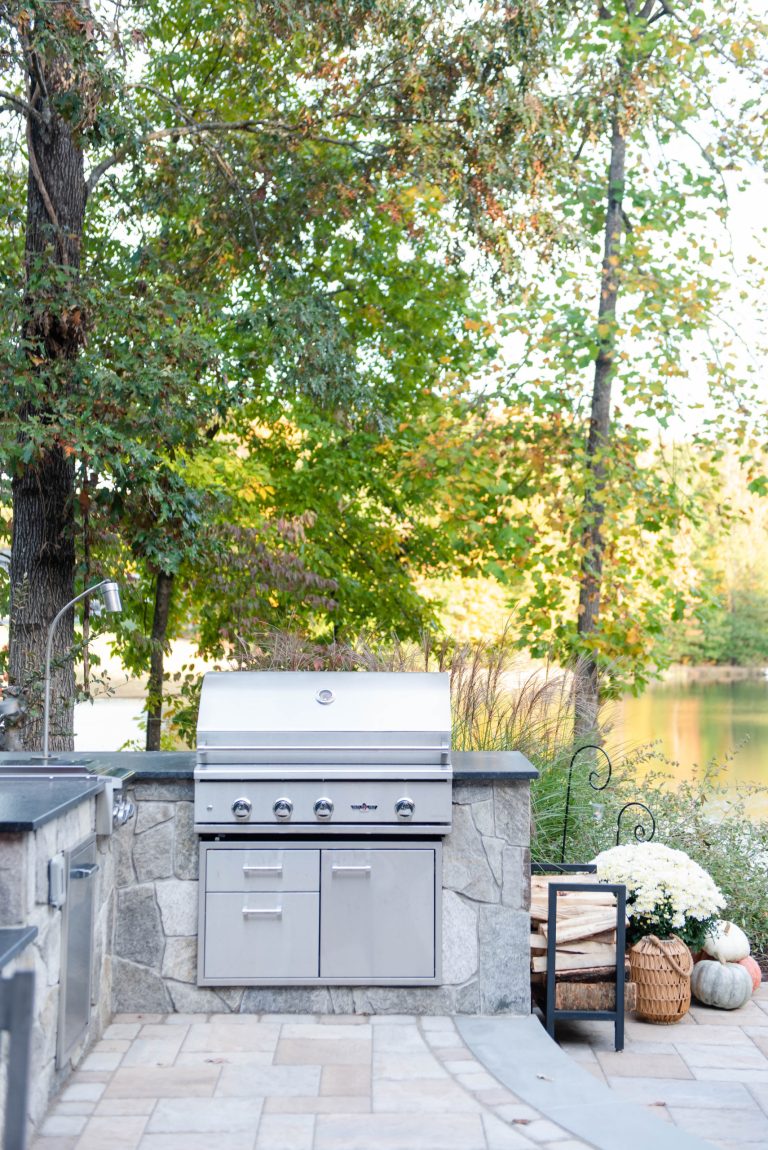 Mid-sized elegant backyard concrete paver patio kitchen photo in Richmond