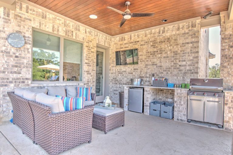 Mid-sized transitional backyard concrete patio kitchen photo in Dallas with a roof extension