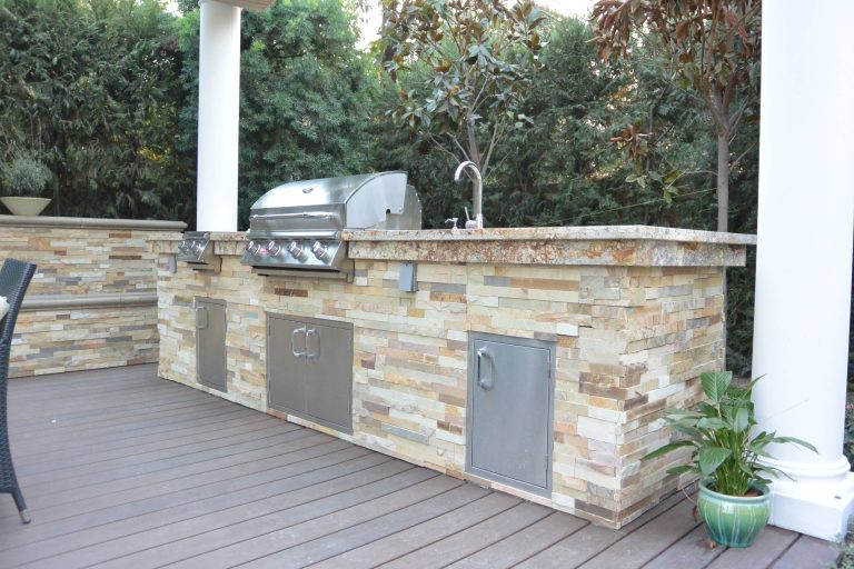 Mid-sized transitional backyard outdoor kitchen deck photo in Los Angeles with a pergola