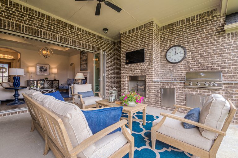 Mid-sized transitional backyard patio kitchen photo in Dallas with a roof extension