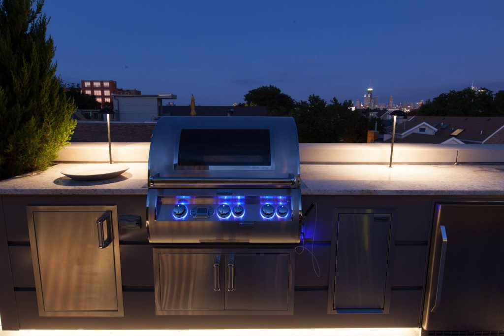 Mid-sized transitional rooftop outdoor kitchen deck photo in Chicago with no cover