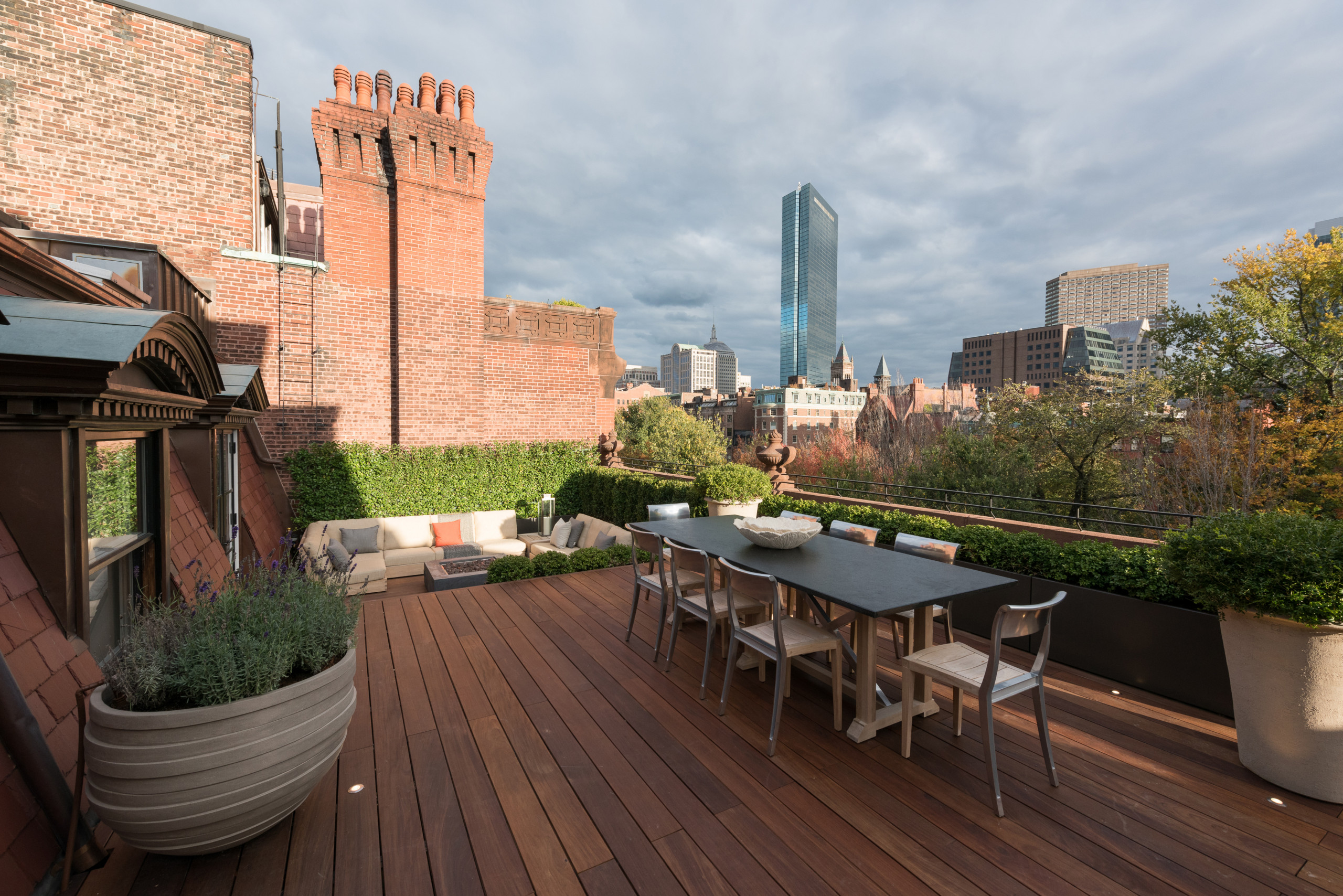 Mid-sized trendy rooftop outdoor kitchen deck photo in Boston