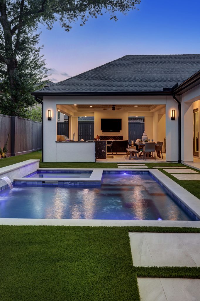 Minimalist pool photo in Houston