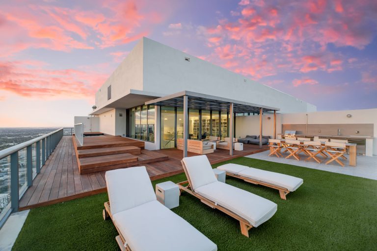 Minimalist rooftop rooftop outdoor kitchen deck photo in Miami with no cover