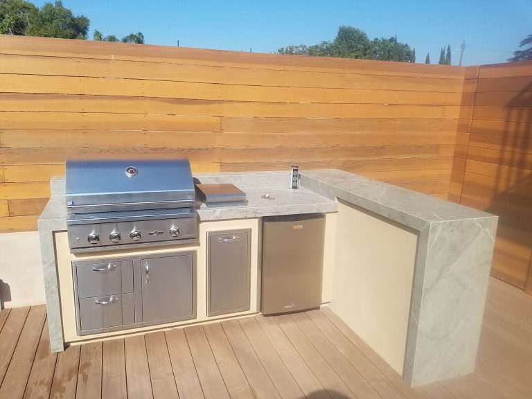 Modern L-shape outdoor kitchen with Delta Heat grill