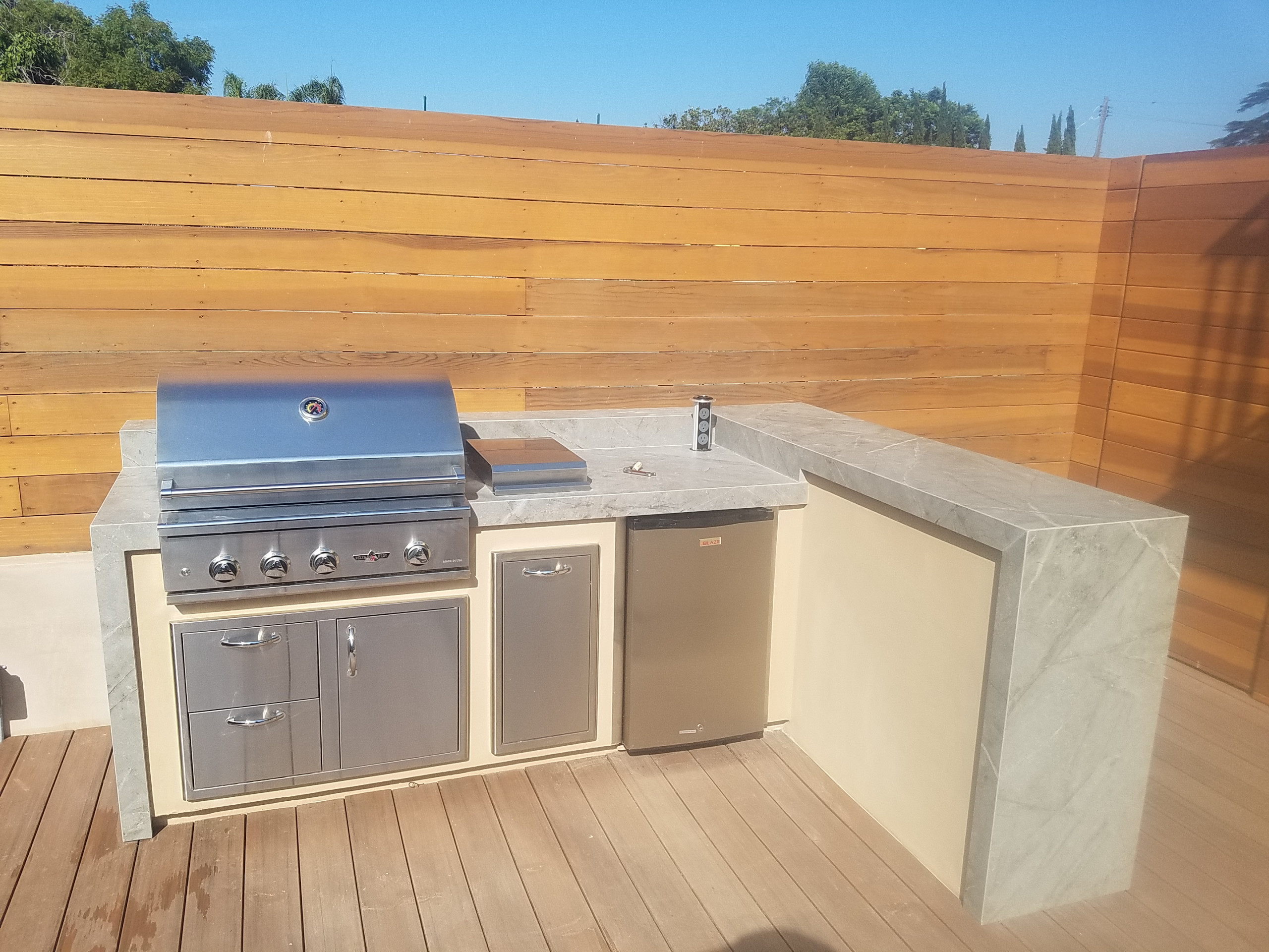 Modern L-shape outdoor kitchen with Delta Heat grill
Inspiration for a modern backyard patio kitchen remodel in Los Angeles