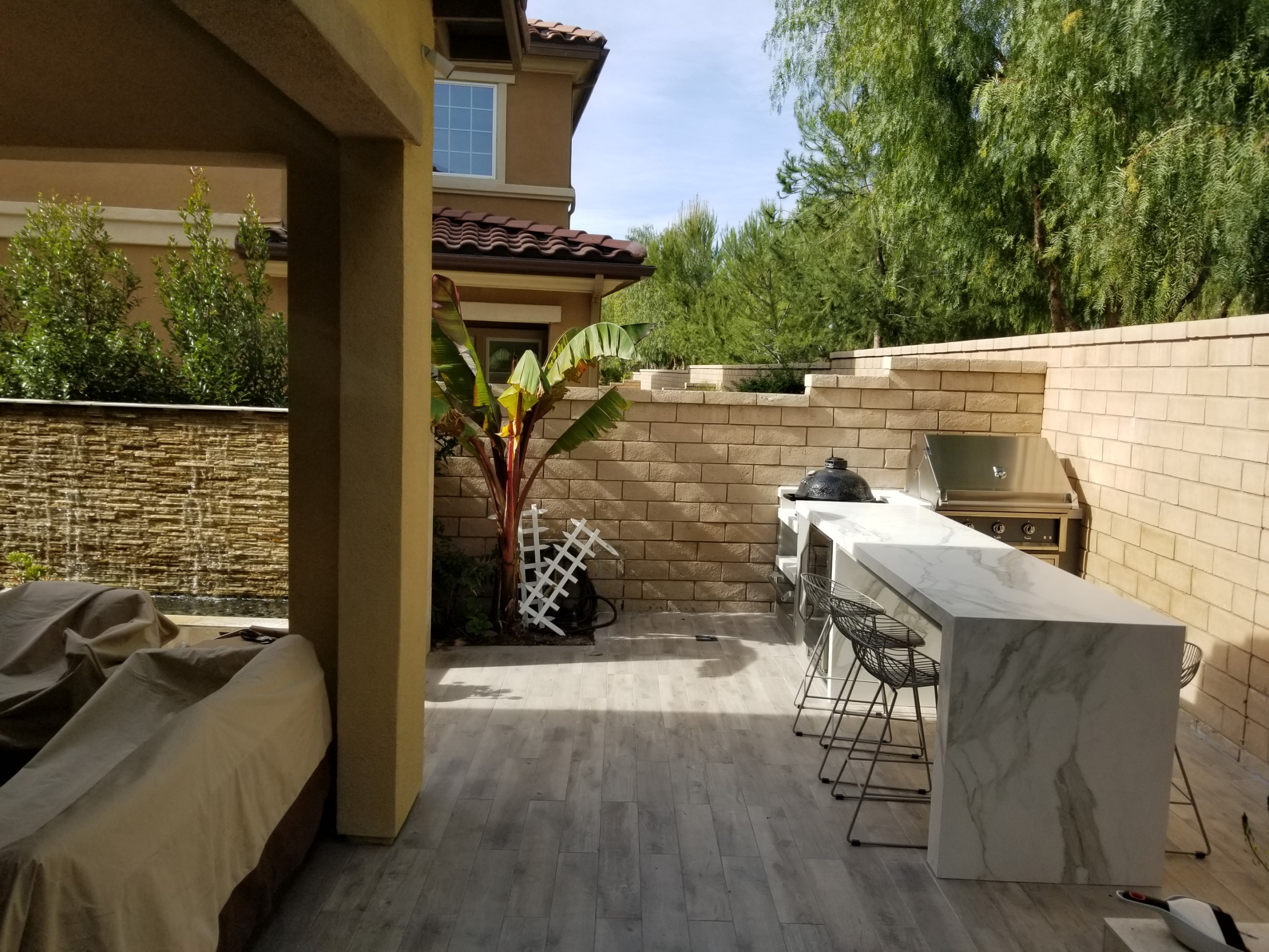 Modern L-shaped BBQ with counter seating on both sides
Patio kitchen – modern backyard patio kitchen idea in Orange County