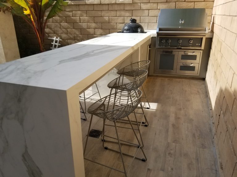 Modern L-shaped BBQ with counter top material on the side