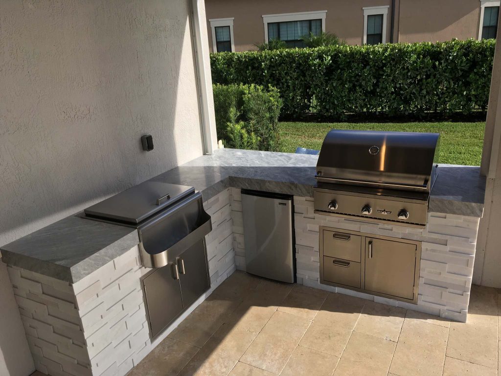 Modern Outdoor Kitchen & modern ledge stone with ivory travertine