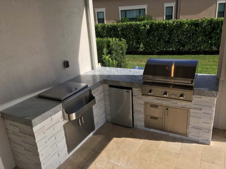 Modern Outdoor Kitchen & modern ledge stone with ivory travertine