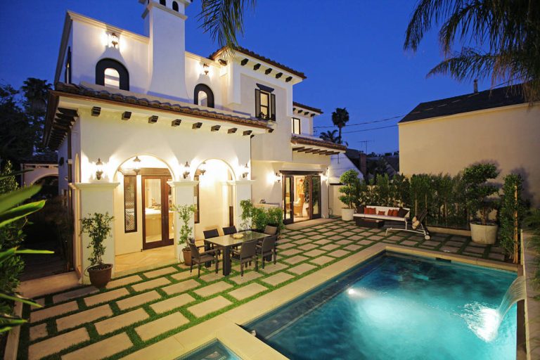 Rear yard, Modern/Moroccan residence