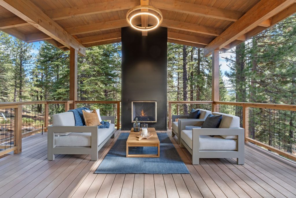 Mountain style deck photo in Sacramento