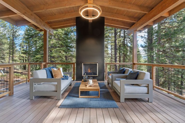 Mountain style deck photo in Sacramento