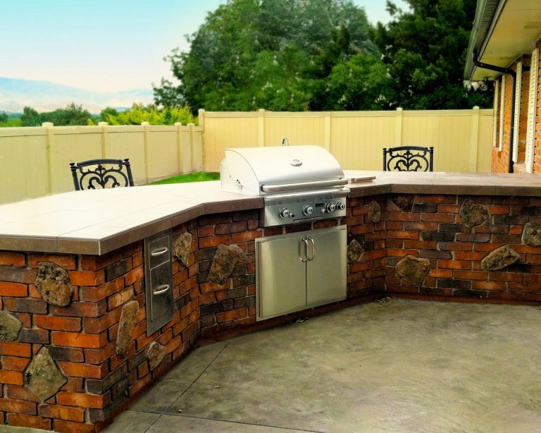 Natural stones were inlaid into the brick façade, giving this outdoor kitchen a rustic, European style.