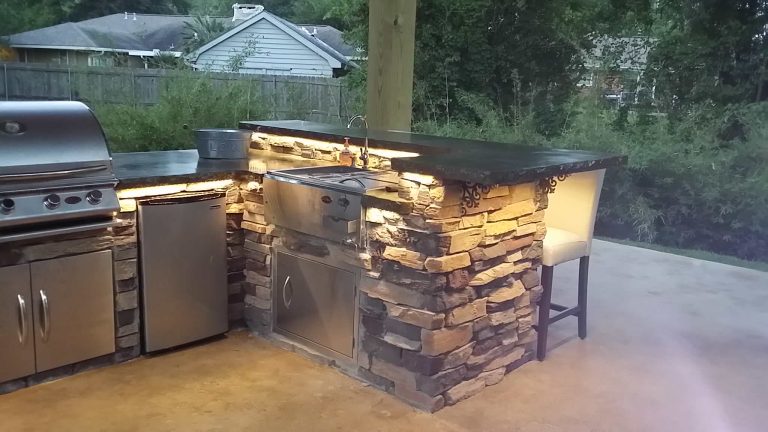 Outdoor cooking area with LED hardscape lighting.