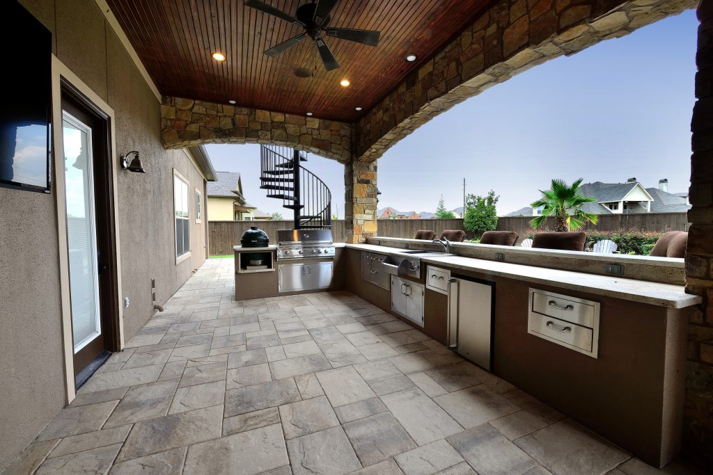 Outdoor kitchen cooking area ideal for entertaining!