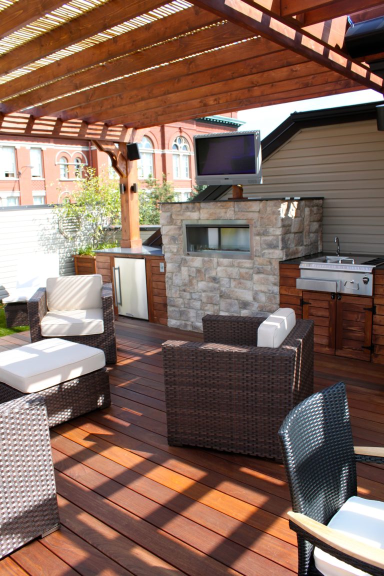 Outdoor kitchen deck - mid-sized contemporary rooftop outdoor kitchen deck idea in Chicago with a pergola