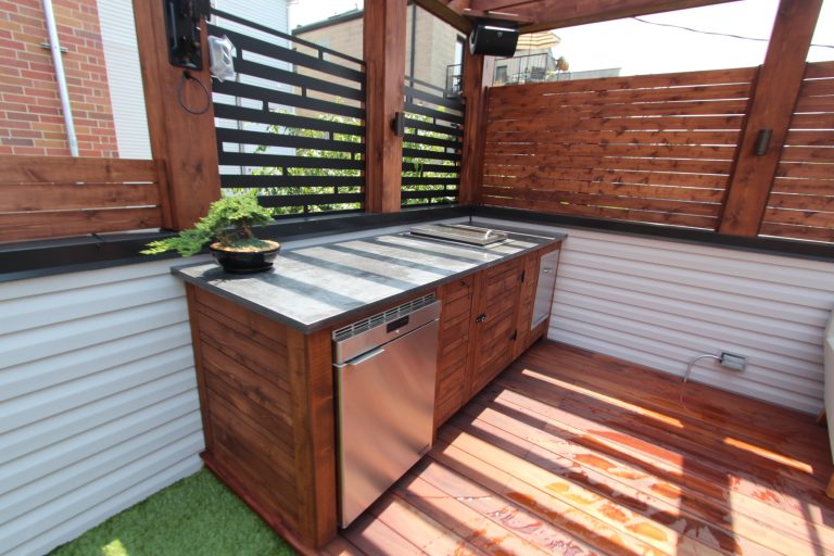 Outdoor kitchen deck - mid-sized modern rooftop outdoor kitchen deck idea in Chicago with a pergola